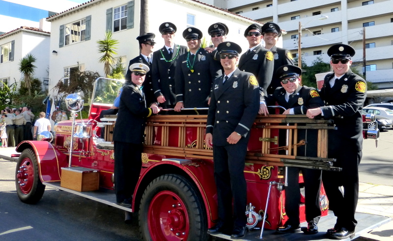 Historie Fire Engine with Fire Fighters in their Dress Uniforms